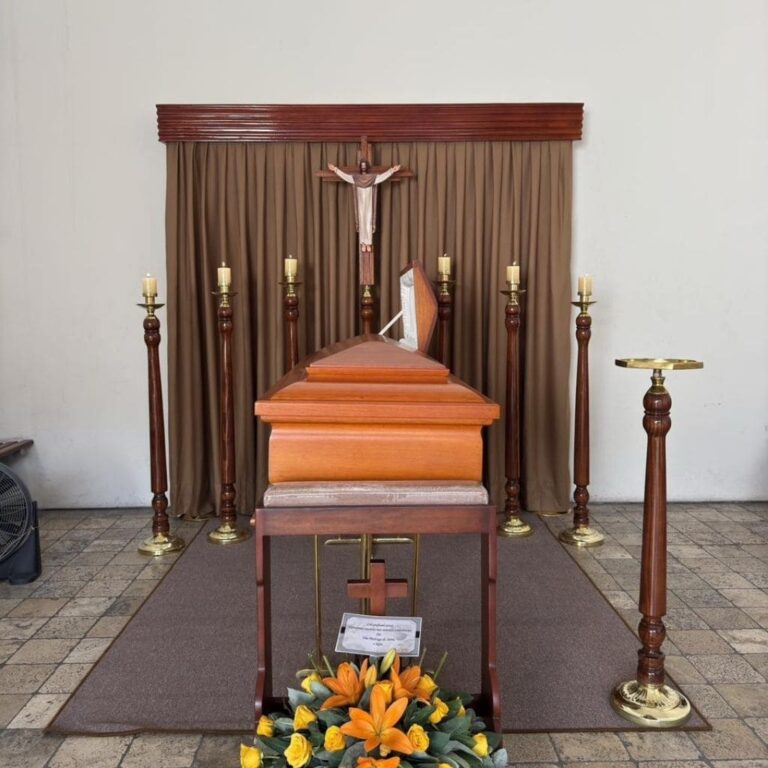 Capilla De Madera Con Cirios