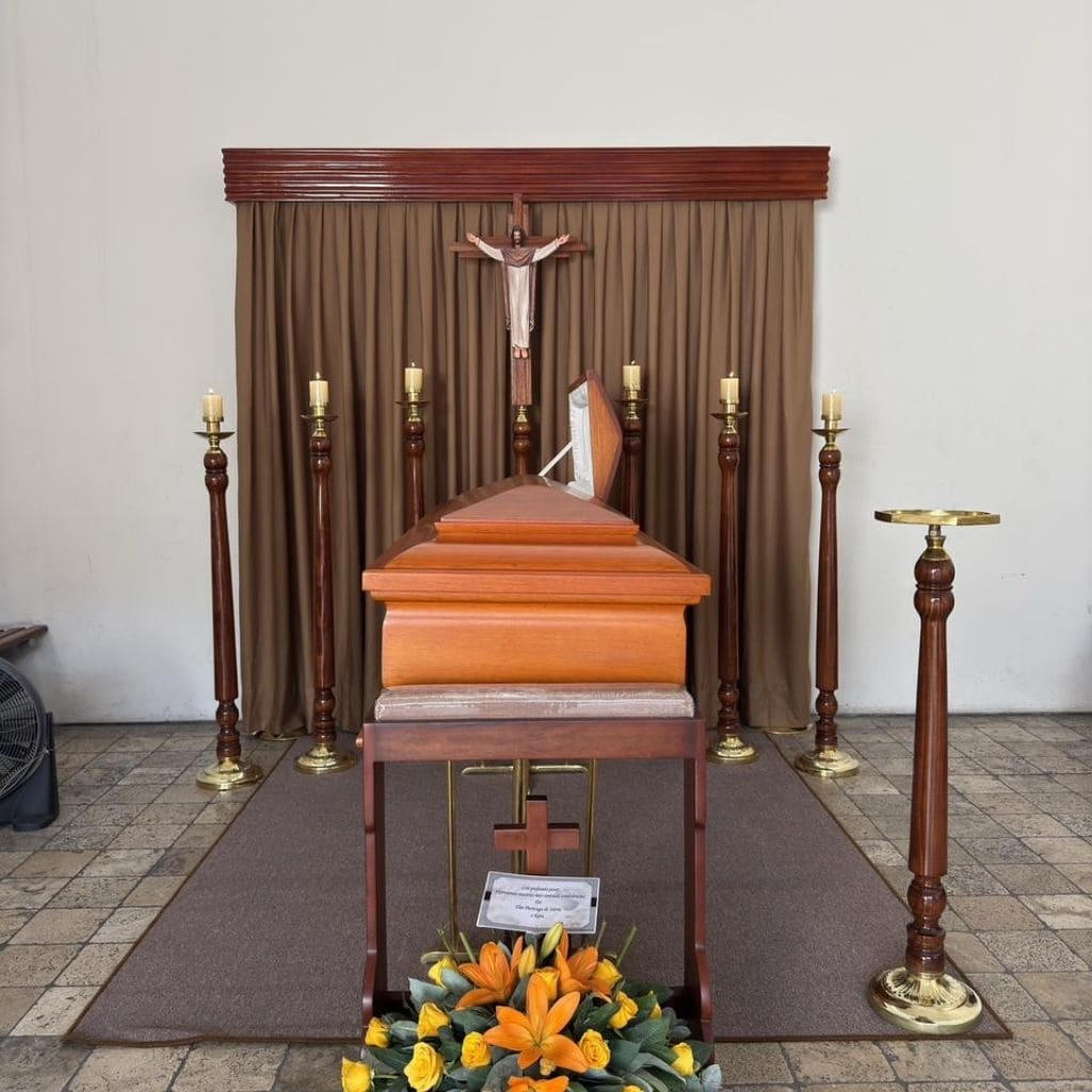 Capilla De Madera Con Cirios